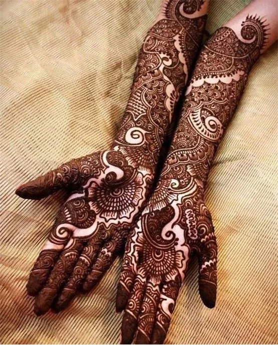 Diamond Tendril Flow Blending Into Front Full Hand Mehndi Design